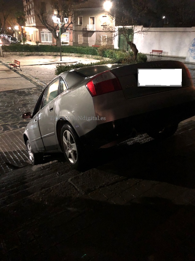 Un vehículo aparece en las escaleras del Paseo de la Estación de Tarancón