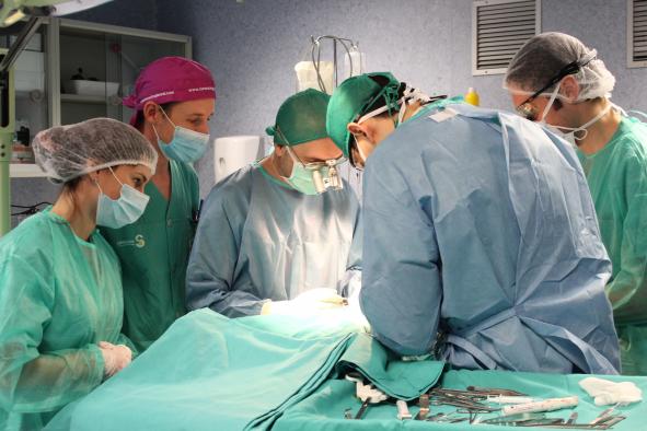 El Servicio de Cirugía Plástica y Reparadora de la GAI de Albacete forma a sus residentes en complejas técnicas microquirúrgicas para reconstrucciones mamarias
