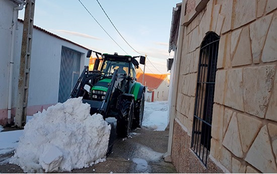Agricultores y ganaderos hacen frente a un temporal histórico