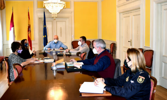 El subdelegado del Gobierno en Cuenca preside la reunión de evaluación del Plan Director de Centros Educativos