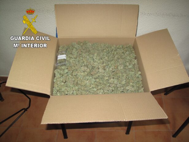La Guardia Civil ha detenido a dos personas por un delito contra la salud pública durante un control de movilidad por el COVID-19