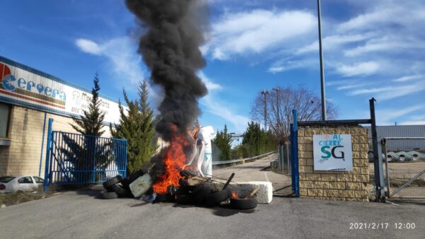 Los trabajadores de Siemens Gamesa levantan una gran hoguera a las puertas de su factoría en Cuenca