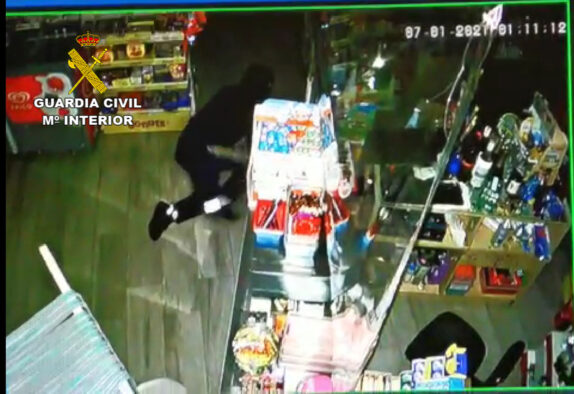 La Guardia Civil investiga a una persona por varios robos de cajas de caudales en naves industriales y comercios