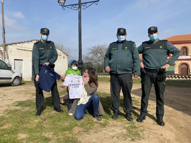 La Guardia Civil y la Fundación Pequeño Deseo regalan ilusión a un niño en Erustes