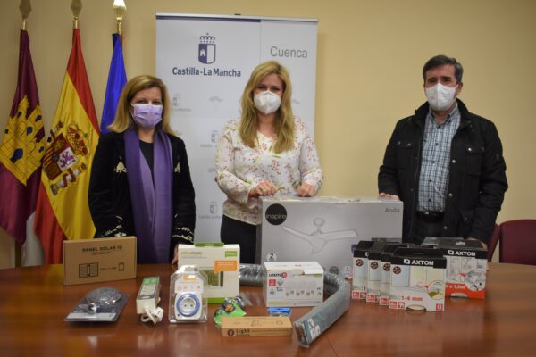 La Junta entrega kits de eficiencia y ahorro energético a mujeres víctimas de violencia de género en situación de vulnerabilidad