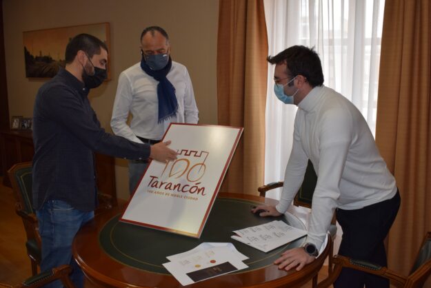 Tarancón presenta el logo que acompañará la celebración del centenario como Noble Ciudad diseñado por Diego Checa