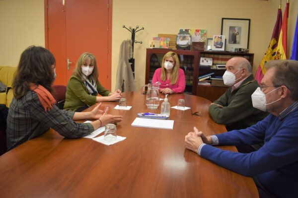 La Junta traslada a Caritas su compromiso de seguir trabajando en la protección y ayuda a los más vulnerables