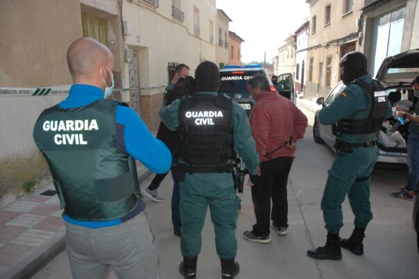 La Guardia Civil detiene a dos personas tras asaltar con fuerza el Puesto de Villafranca de los Caballeros