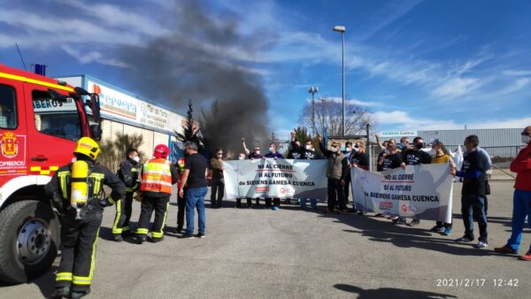 Los trabajadores de Siemens Gamesa levantan una gran hoguera a las puertas de su factoría en Cuenca