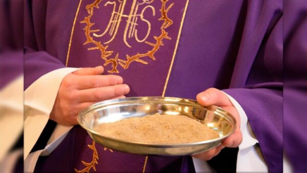 Motivado por la pandemia, este año, las Eucaristías del Miércoles de Ceniza, modifican el ritual de las mismas para seguir los protocolos sanitarios.
