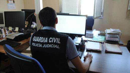 La Guardia Civil esclarece 15 delitos cometidos mediante el método del abrazo en Cuenca, Barcelona y Gerona