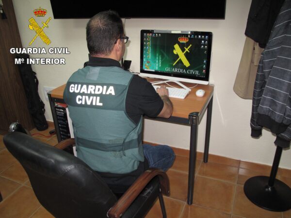 La Guardia Civil detiene a dos estafadores que se hacían pasar por abogados