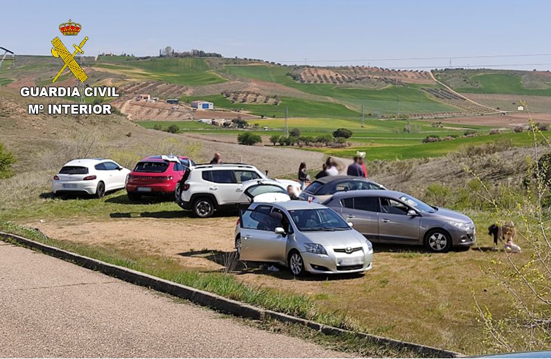 La Guardia Civil desaloja una casa rural en Albarreal de Tajo donde había 65 personas