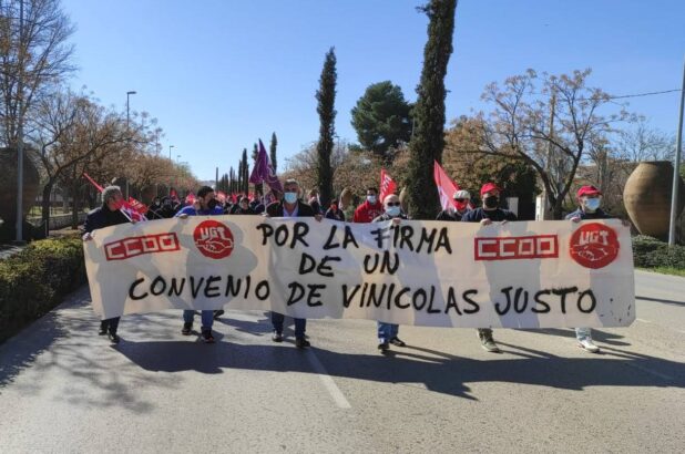 Un centenar de delegados de UGT y CCOO marchan en Valdepeñas para exigir el desbloqueo del convenio de Vinícolas de Ciudad Real