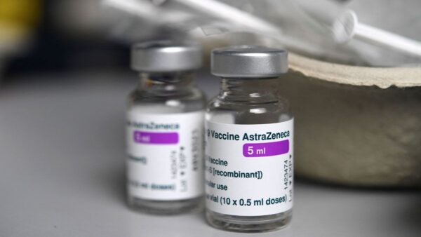 Sanidad propone ampliar el rango de edad para la vacunación con AstraZeneca hasta los 65 años