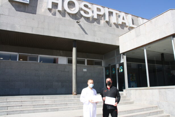 La Asociación Sonrisas vuelve a mostrar su solidaridad y dona una tablet para los niños de Pediatría del Hospital Virgen de la Luz