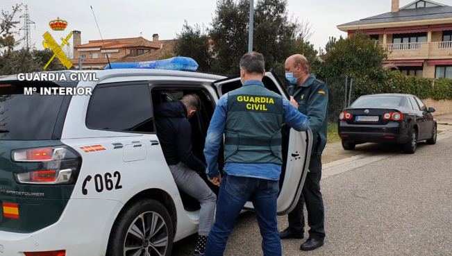 La Guardia Civil detiene a un hombre por estafar más de 265.000 euros en la venta de productos sanitarios