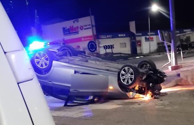 Accidente en el casco urbano de Tarancón en la Avda. Adolfo Suárez tras la salida de la vía un vehículo