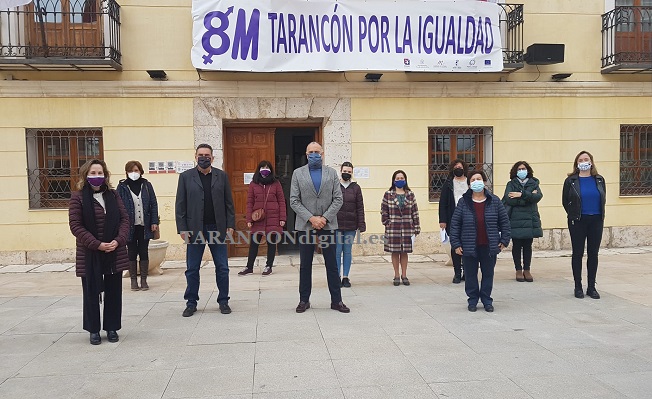 El Ayuntamiento de Tarancón se suma a la conmemoración del Día Internacional de la Mujer con la lectura de un manifiesto y la iluminación del edificio consistorial