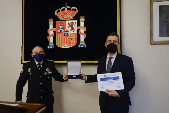 El delegado del Gobierno en Castilla-La Mancha ha recibido la Medalla de Reconocimiento de Servicio en la Pandemia COVID-19