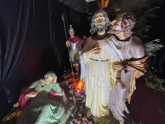 La Hdad. Ntro. Padre Jesús Nazareno de Tarancón coloca parte de sus pasos e indumentaria en 3 escaparates de la ciudad