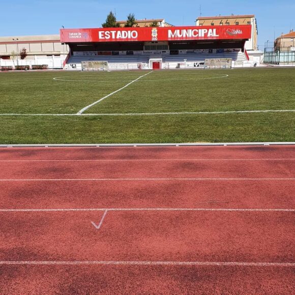 El césped del estadio Municipal de Tarancón “pide” una actuación a fondo sin mas dilación.