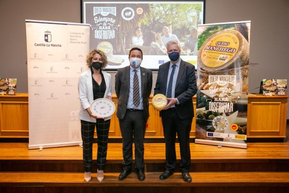 El Gobierno regional contribuye a la promoción del queso manchego en una nueva campaña nacional respaldada por Almodóvar, Iniesta o Rozalén