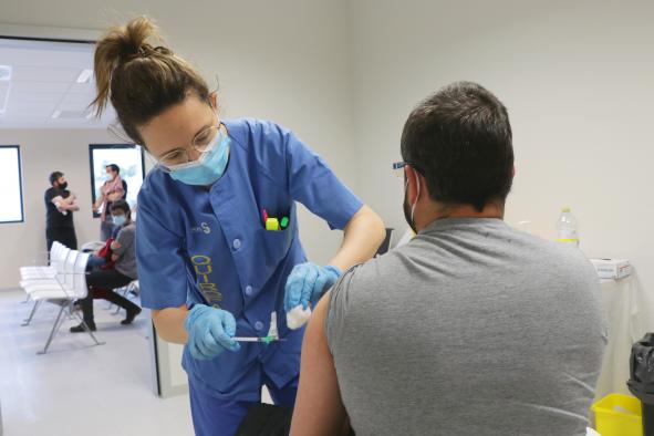 Castilla-La Mancha inicia la vacunación frente a la Covid-19 de los profesionales del ámbito docente