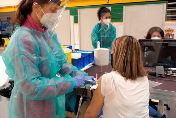 Castilla-La Mancha ha administrado la primera dosis de la vacuna contra el COVID-19 a cerca de 15.000 profesionales del ámbito docente