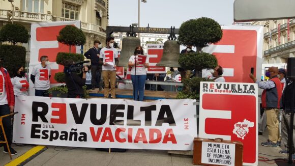 Las campanas repican frente al Congreso y en los pueblos de medio país para conmemorar el 2º aniversario de la España Vaciada