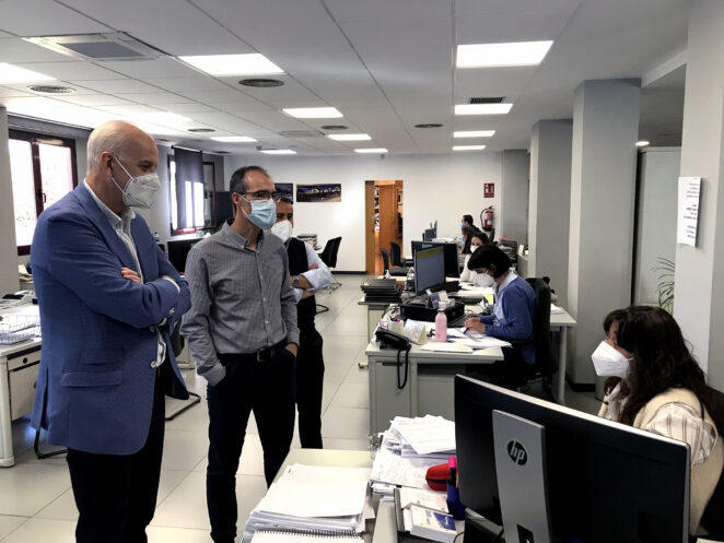 El subdelegado del Gobierno en Cuenca visita la oficina del SEPE para agradecer el trabajo realizado durante el último año con motivo del covid-19