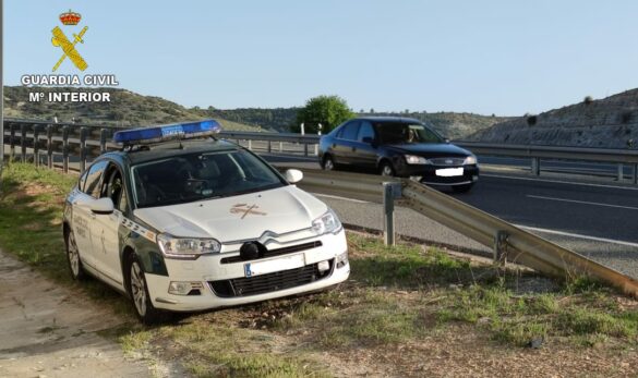 La Guardia Civil detiene al conductor de un vehículo por cometer cinco delitos, tres de ellos contra la seguridad del tráfico.