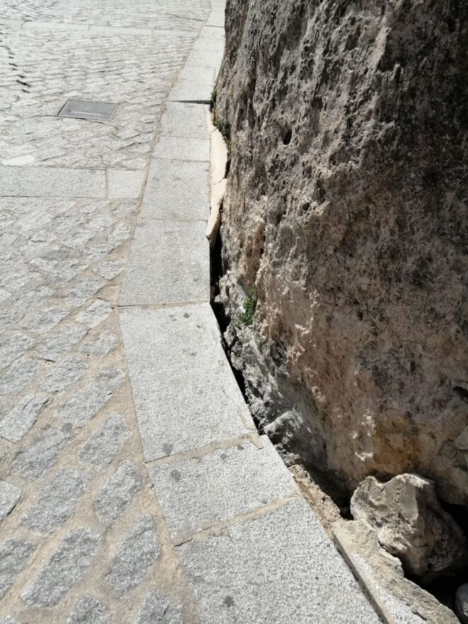El Grupo Popular denuncia que el acceso por las casas colgadas lleva ya 586 días sin solucionar