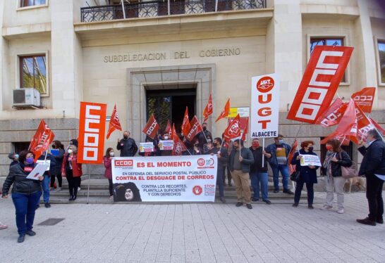 Concentración de delegados/as de CCOO y UGT Correos en Albacete para denunciar “el desguace de la mayor empresa pública del país”
