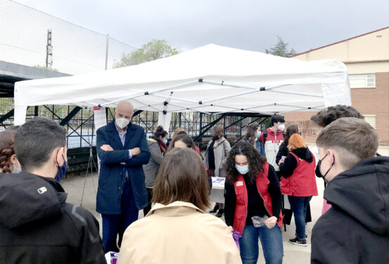 El subdelegado del Gobierno en Cuenca participa en el acto de apertura del espacio sobre violencia de género que Cruz Roja ha habilitado en el IES Hervás y Panduro
