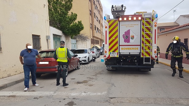 Los bomberos del Parque de Tarancón han intervenido en el incendio de un vehículo en la Calle Libertad de la localidad