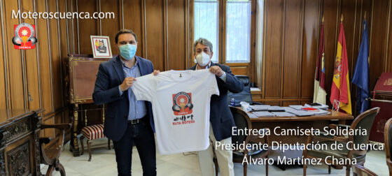 La Asociación Amigos Moteros de Cuenca entrega al Presidente de la Diputación una camiseta solidaria