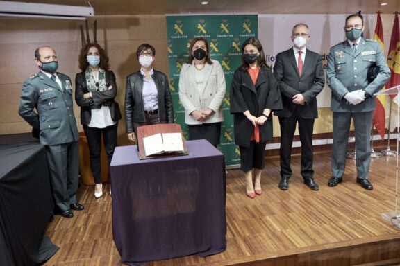 La Junta agradece a la Guardia Civil su trabajo e implicación para recuperar el libro ‘Sobre el Origen de las Especies’, de Charles Darwin