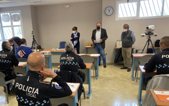 El Gobierno regional forma a 19 policías locales en el manejo de equipos de medición de velocidad