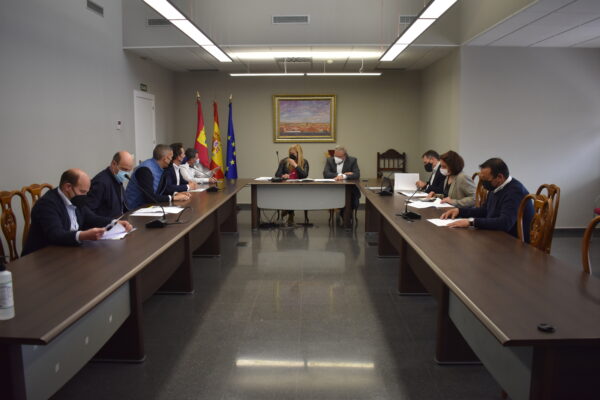 La Junta informa al Grupo Carpiforja sobre las diferentes líneas de ayudas dirigidas a la inversión y a la contratación para su crecimiento en Quintanar del Rey
