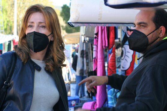Fuentes denuncia el mal estado del recinto del mercadillo y pide mayor organización y control.