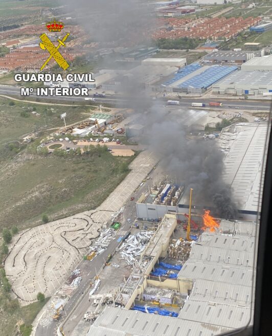 La Guardia Civil colabora con Bomberos en la extinción del incendio en una nave industrial en Seseña