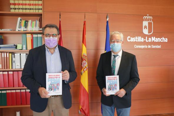 El consejero de Sanidad felicita la iniciativa de profesionales sanitarios de concienciar sobre el COVID-19 a los más pequeños a través de un libro comic