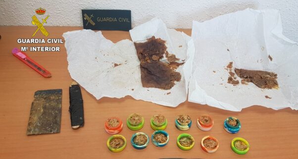 La Guardia Civil investiga a un hombre por un delito contra la salud pública por elaboración de resina de amapola blanca