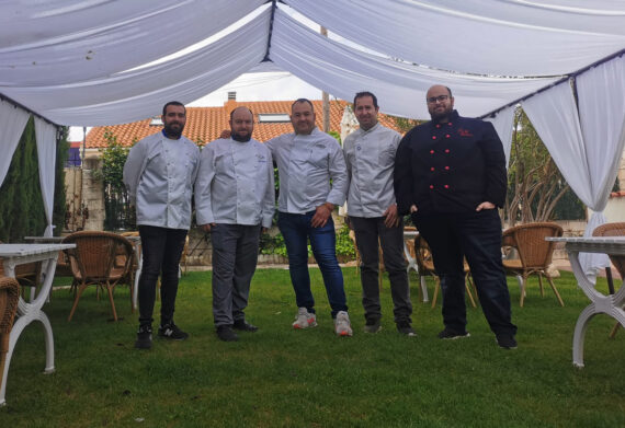 Más de cincuenta cocineros rinden homenaje a la Harina de Almortas en el libro ‘’Gachas Y Amigos’’