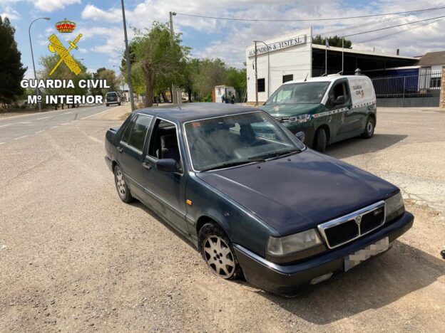 La Guardia Civil detiene a dos hombres por darse a la fuga en un control policial con un vehículo robado