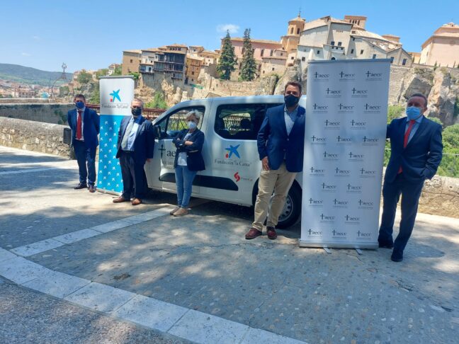 La AECC de Cuenca dispondrá de vehículo para sus  proyectos solidarios gracias a la colaboración de  Fundación “la Caixa” y Garaje Las Flores S.A.
