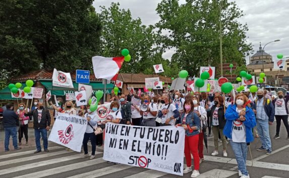 Cientos de personas exigen a Page en Toledo una moratoria a la Ganadería Industrial en Toledo