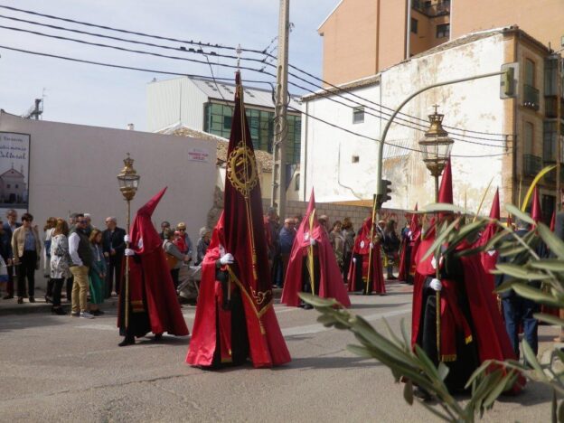 La presidenta de la Hermandad de la Exaltación de la Cruz, Dulce Nombre de Maria y Cristo de Burgos, elige a la nueva Junta directiva
