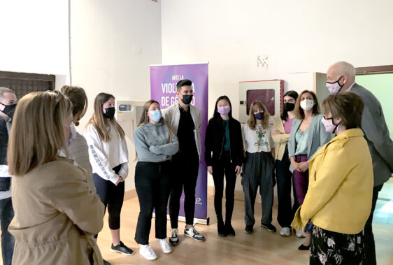 El subdelegado del Gobierno en Cuenca inaugura la exposición ‘No más violencia’ en la Escuela Cruz Novillo